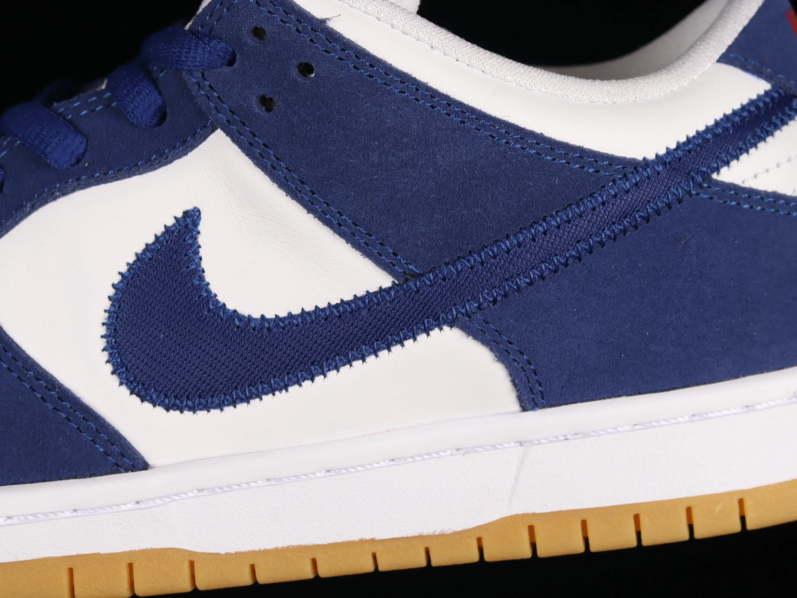 All categories Nk SB Dunk Series Nk SB Dunk Low low-top sneakers Nk SB Dunk Low white and blue Los Angeles Dodgers SB smashed backboard fashion casual sneakers DO9395-400